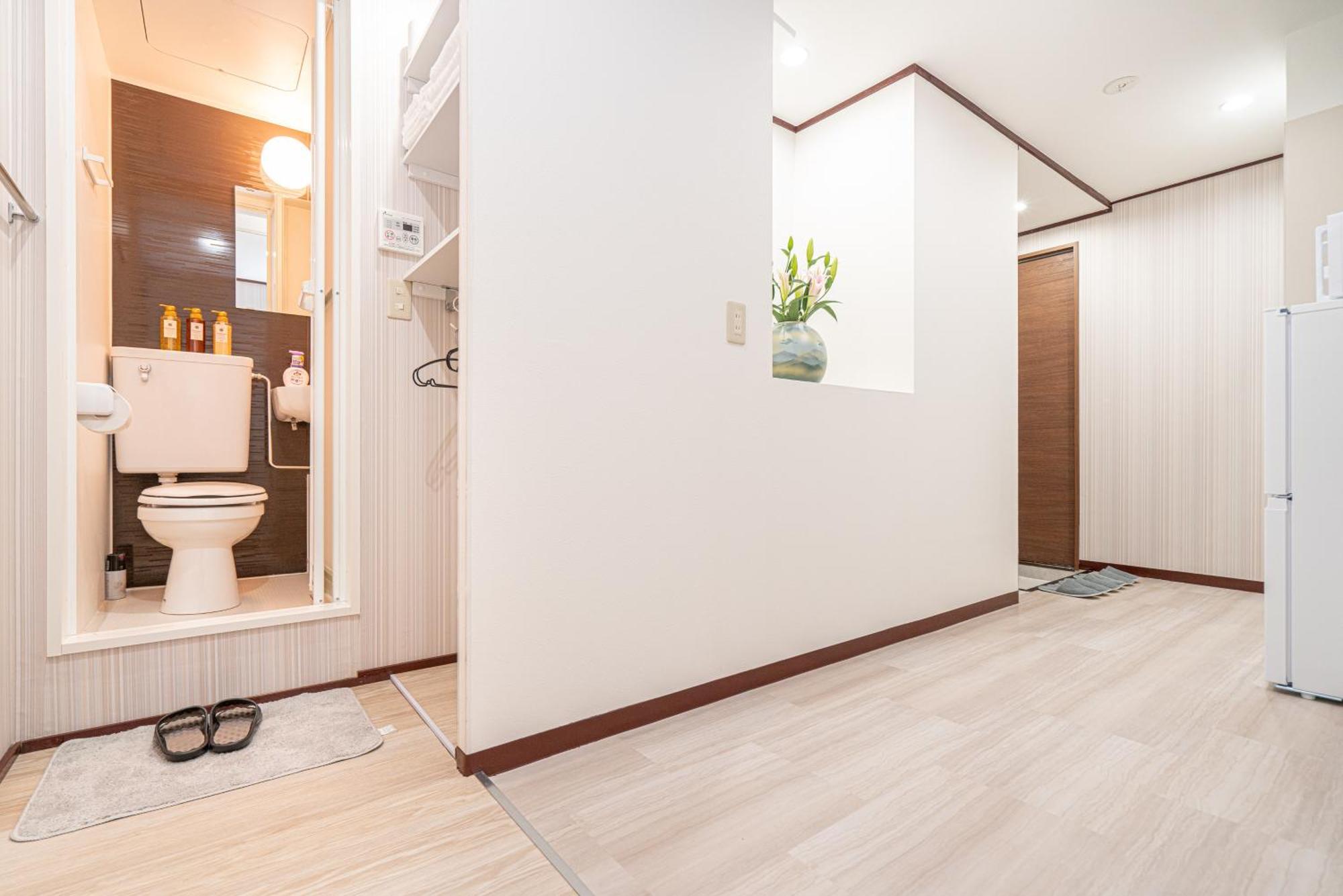 Shinjuku Convenience Hub: Steps from Shinokubo Station Apartment Tokyo Exterior photo